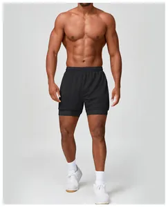Vista frontal profesional de pantalones cortos deportivos 2 en 1 negros para hombre para fitness