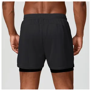 Vista trasera detallada de pantalones cortos deportivos 2 en 1 negros y transpirables para hombre