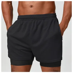 Detalle de los pantalones cortos deportivos 2 en 1 negros con malla transpirable