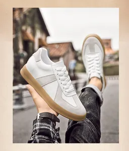 Witte vintage German Trainer sneakers met suède panelen en rubberen zool