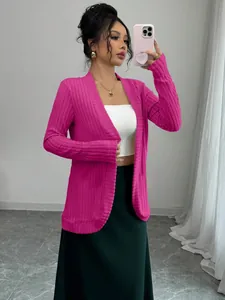 Model trägt einen stylischen, leuchtend rosa gerippten Langarm-Cardigan für den Herbst.