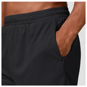 Primer plano de la malla negra transpirable y bolsillo con cremallera en pantalones