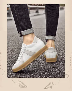 Detailweergave van retro GAT-herensneakers in wit leer met verborgen hak