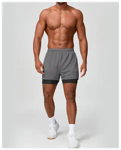 Detalle de pantalones cortos deportivos 2 en 1 transpirables de secado rápido para hombre fitness.