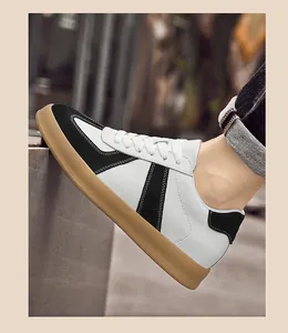 Detail van retro Duitse trainerschoenen gemaakt van wit leer en zwart suède accenten