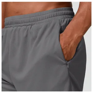 Primer plano de pantalones cortos deportivos de malla gris con cintura elástica y bolsillo.