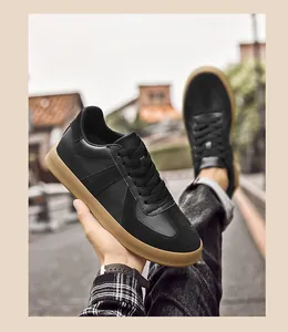 Close-up van zwarte retro GAT-sneakers met gummizool en 8 cm verborgen verhoging
