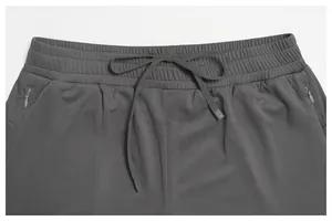 Detalle de la cintura de pantalones cortos deportivos para hombre con cordón
