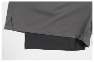 Detalle de cerca del diseño de tela transpirable de doble capa en pantalones cortos grises