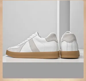 Luxe wit-grijze Duitse legertrainer-stijl herenschoenen met dikke bruine rubberen zool