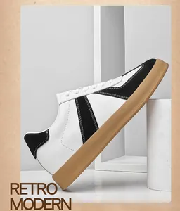 Detailopname van retro wit-zwarte GAT-schoenen met 8 cm onzichtbare hoogtetoename