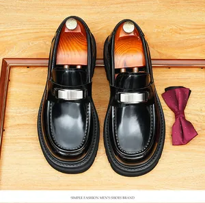 Detailansicht der schwarzen Retro-Leder-Loafer für Herren mit dicker Sohle und Metallsteg.