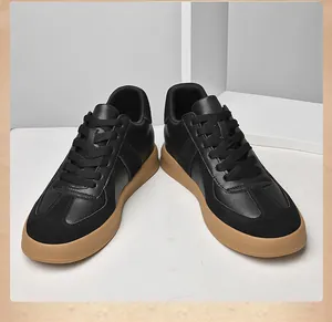 Gedetailleerde weergave van zwarte Duitse legertrainers met onzichtbare 8cm zool