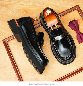 Draufsicht und Seitenansicht klassischer schwarzer Leder-Loafer mit Plateausohle und Schnalle