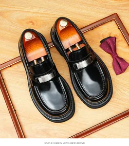 Detailansicht schwarzer Leder-Loafer für Herren mit runder Kappe und Metallschnalle