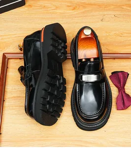 Detailansicht glänzender schwarzer Leder-Loafer mit dicker Profilsohle und Schnalle