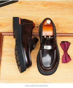 Nahaufnahme hochwertiger brauner Leder-Loafer mit dicker Sohle und Metallschnalle
