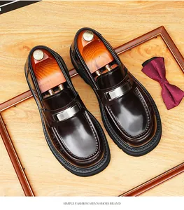 Detailansicht von Vintage-Herren-Leder-Slippern auf Holzhintergrund mit Deko