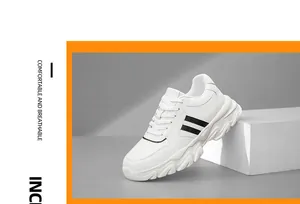 Détail de baskets blanches à plateforme avec rayures noires et semelle épaisse