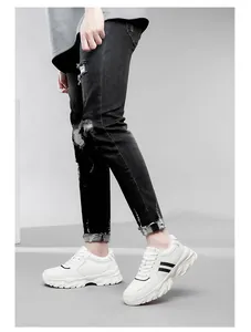 Vue latérale de baskets blanches à talon compensé pour hommes avec rayures noires.