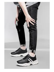 Gros plan de baskets noires et blanches pour hommes avec talon compensé de 8 cm