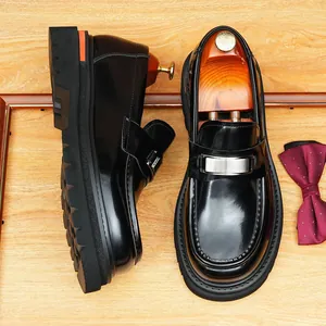 Herren Echtes Rindleder Loafers Britischer Stil Retro Casual Business Halbschuhe Dicke Sohle Rund Zehen Glänzendes Finish Metallschnalle Slipper