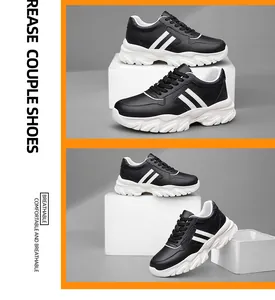 Vue latérale de baskets noires à plateforme montrant la semelle et les bandes