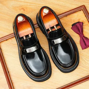 Klassische schwarze Leder-Loafer für Herren mit dicker Sohle und runder Zehenpartie