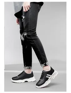 Baskets décontractées noires élégantes pour hommes avec talon caché de 8 cm et semelle blanche