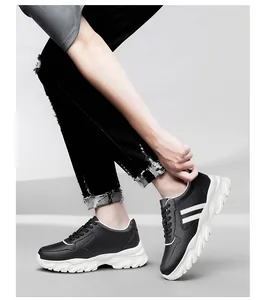 Détail de baskets compensées noires pour hommes avec une hausse invisible de 8 cm