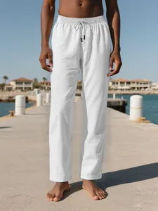 Detalle de pantalones de playa de algodón y lino blanco con cordón ajustable en un muelle soleado