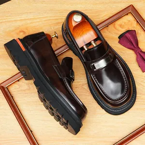 Klassische burgunderrote Leder-Loafer für Herren mit dicker Sohle im Retro-Stil