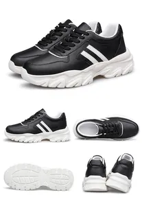Vues multi-angles professionnelles de baskets compensées de 8 cm pour hommes en noir et blanc