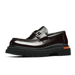 Retro Herren Loafer aus Leder im britischen Stil mit dicker Profilsohle und runder Kappe.