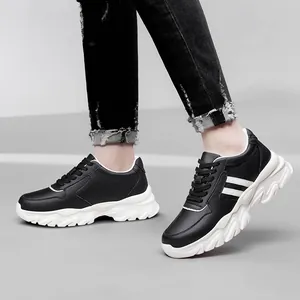 Baskets décontractées noir et blanc avec talon caché de 8cm et semelles compensées