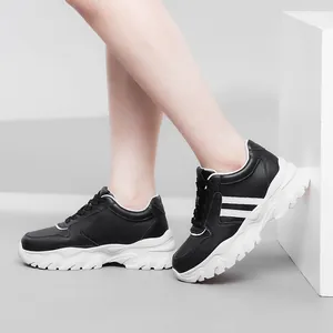 Baskets compensées noir et blanc avec une semelle de 8 cm à talon caché élégant
