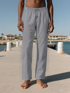 Detalle de los pantalones de playa de lino gris para hombre con textura y cordón