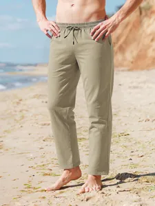 Vista detallada de los pantalones casuales de lino y algodón para hombre en playa