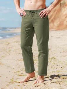 Detalle de los pantalones de playa de algodón y lino verde oliva para hombre con cordón