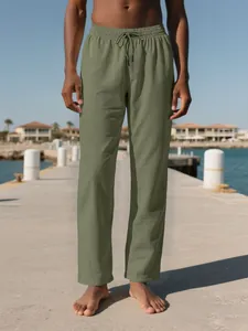 Pantalones de playa de lino verde oliva para hombre con cordón en ambiente marino