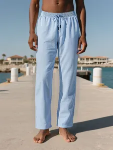Vista detallada de pantalones de playa de lino azul claro con cordón en un muelle