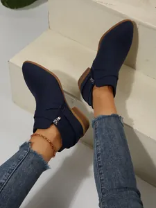 Detail stilvoller dunkelblauer Stiefeletten mit spitzer Kappe und Seitenreißverschluss