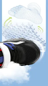 Gros plan d'une chaussure de sport pour garçon avec mesh respirant et ventilation