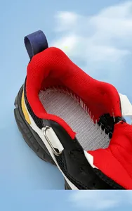 Gros plan détaillé montrant la doublure en mesh rouge respirant de baskets pour garçons