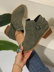 Detailansicht der olivgrünen Stiefelette mit spitzer Zehe, Blockabsatz und Schnalle