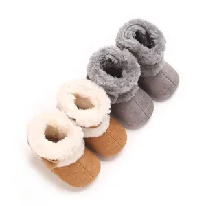 Détails des bottes d'hiver pour bébé avec doublure en fausse fourrure et petit nœud.