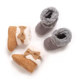 Détail de bottes d'hiver chaudes pour bébé avec doublure en polaire et jolis nœuds.
