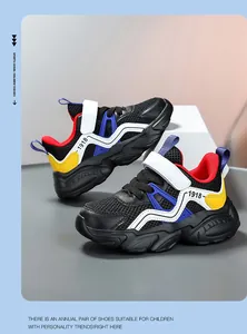 Gros plan de baskets en maille respirante pour enfants avec accents multicolores et Velcro