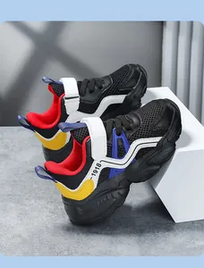 Détail de baskets respirantes pour garçons avec des accents colorés et une sangle Velcro.