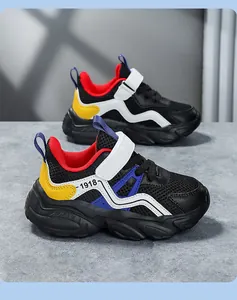 Gros plan sur la maille respirante et les empiècements colorés de baskets pour garçons